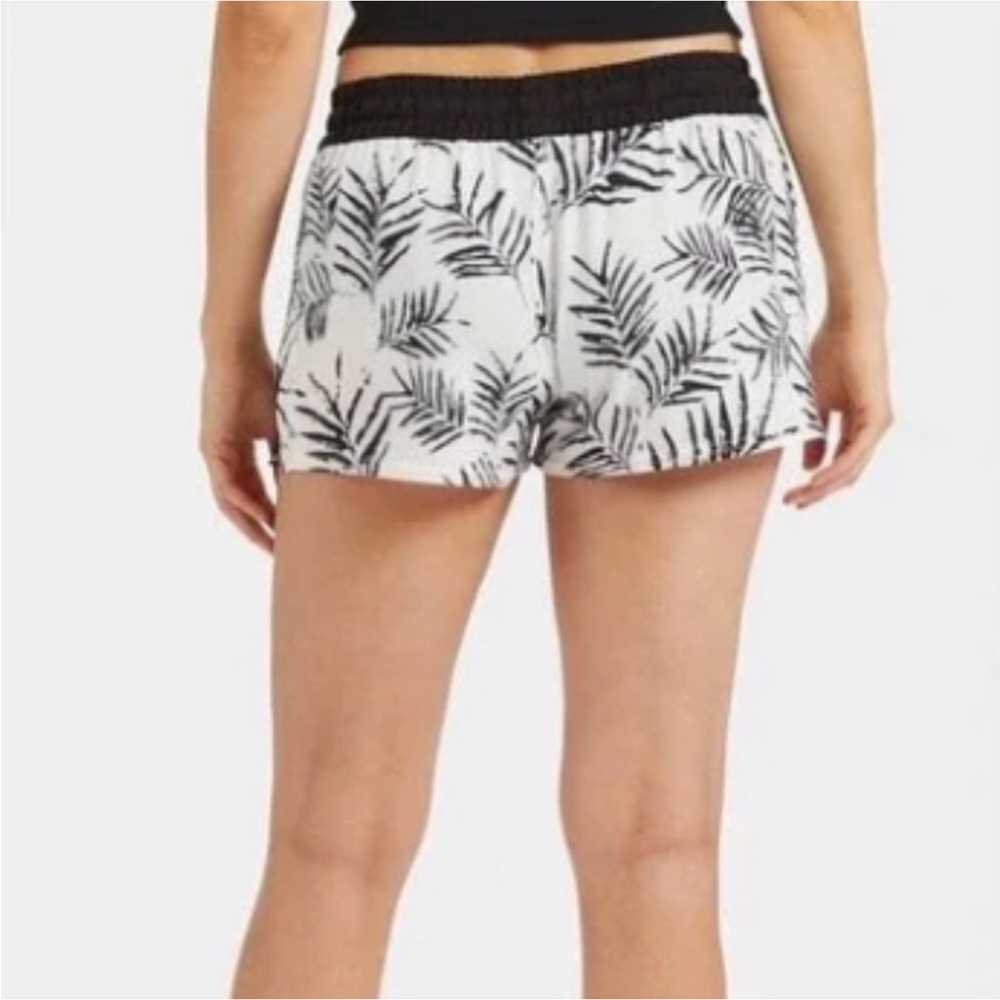 Vuori Clementine Shorts in Floating Palm Leaf - Picture 2 of 10
